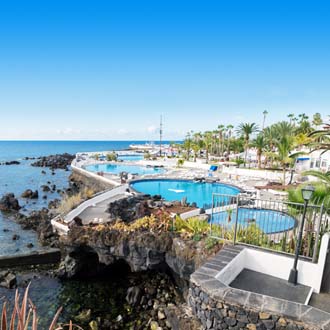 Rotsen aan zee en hotel met zwembaden Puerto de la Cruz Tenerife